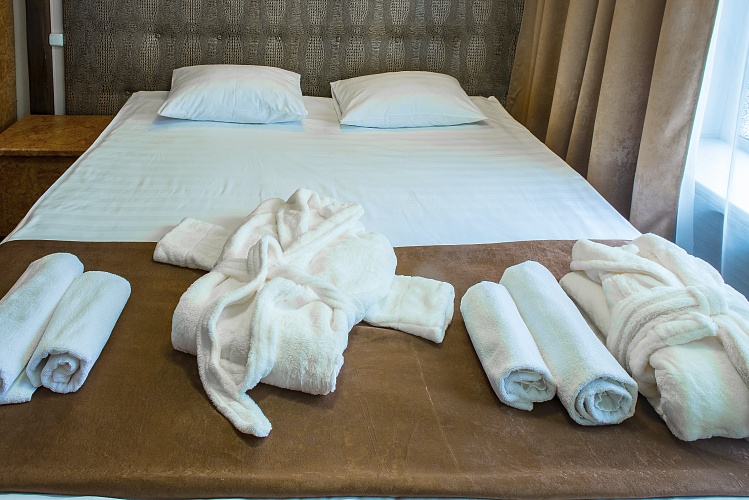 Номер с большой кроватью размера Super-King-size,собственным SPA - мини бассейном джакузи, баней сауной